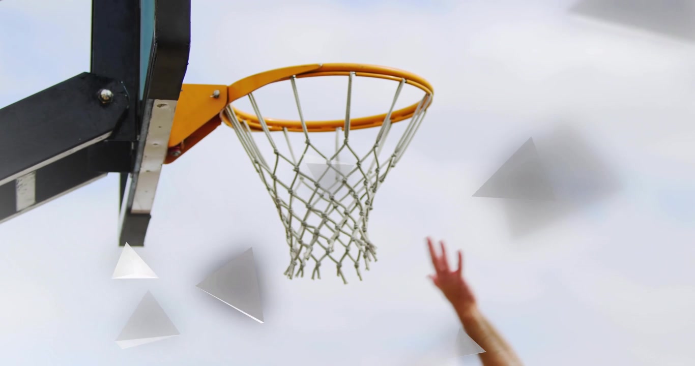 Mano che rilascia un pallone da basket che attraversa una rete a catena che si allunga, mentre frammenti fluttuano per il punteggio.