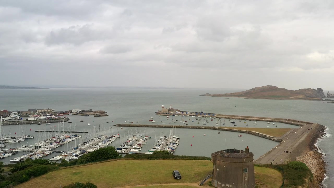 Martellotorn och Ireland's Eye i kustsamhället Howth, norra Dublin, Irland, drönare sänker sig