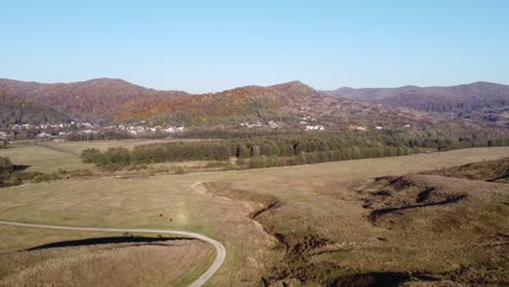 Vista-Aérea-De-Las-Colinas-Del-País-Al-Atardecer-En-La-Temporada-De-Otoño