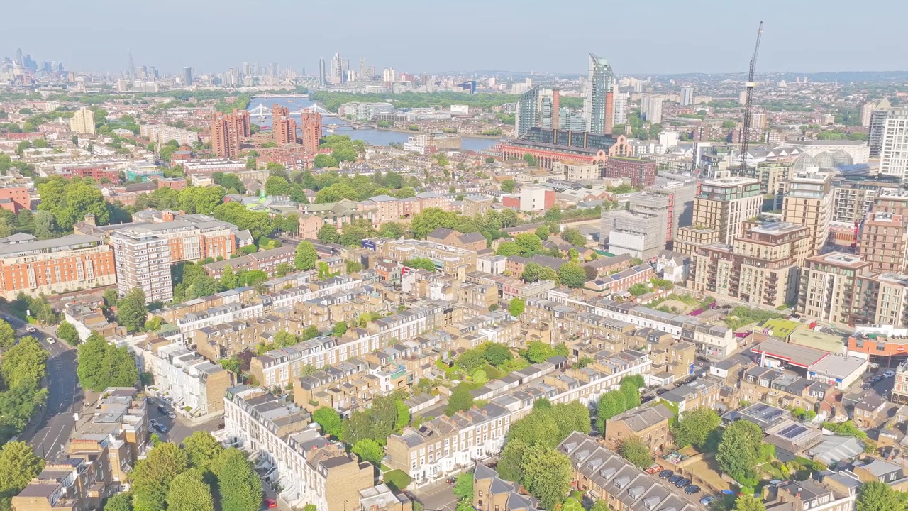 Letecké záběry dronem oblasti kolem stadionu Stamford Bridge fotbalového klubu Chelsea FC ve Fulhamu, západním Londýně, Anglie. Denní letecké záběry zachycují okolní obytné ulice a bohatou oblast.