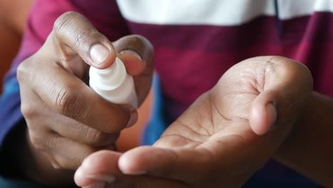 persona que aplica desinfectante para las manos