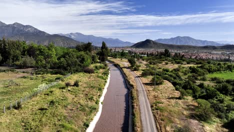 área de un canal de agua junto a la carretera con vistas a un paisaje idílico y relajante campo montañoso en la zona rural de chile