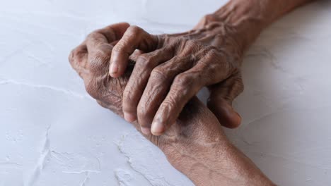 mujer mayor que sufre de dolor
