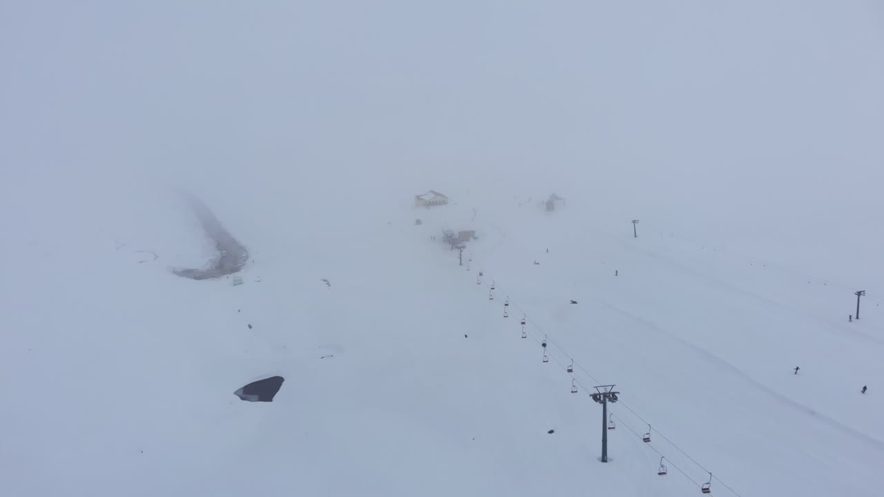 공중 안개 겨울 눈 인 스키 리조트와 아주 소수의 사람들이 기분 나쁜 겨울 날