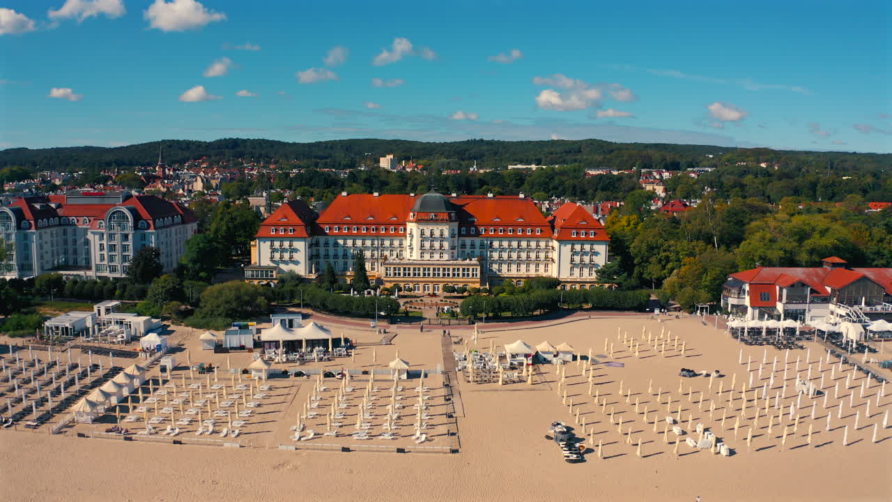 vista aérea del grand hotel en sopot, polonia en un día de vacaciones soleado