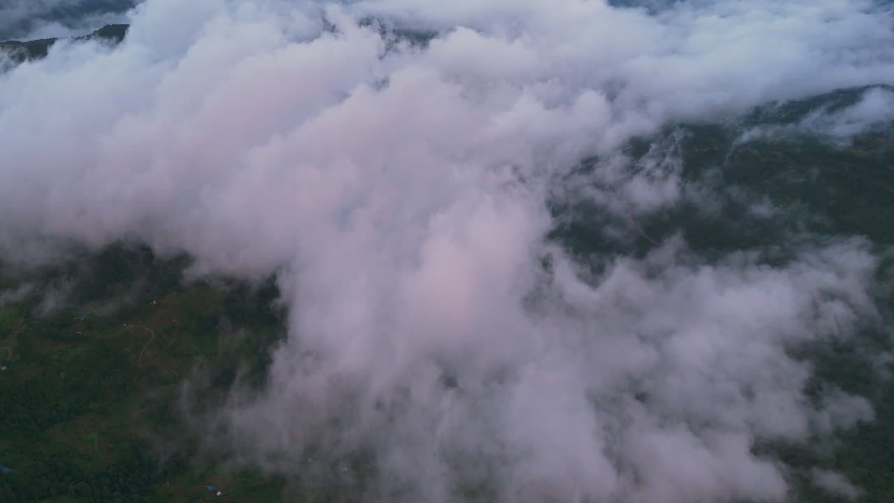 impresionante toma de un avión no tripulado captura el pueblo de dolakha nepal nubes como algodón desde el cielo azul en el paisaje verde exuberante debajo hermosa escena destaca la belleza natural de nepal y atrae a los turistas