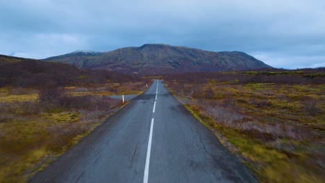 Toma-Aérea-De-Un-Dron-De-Una-Carretera-Solitaria-En-Islandia