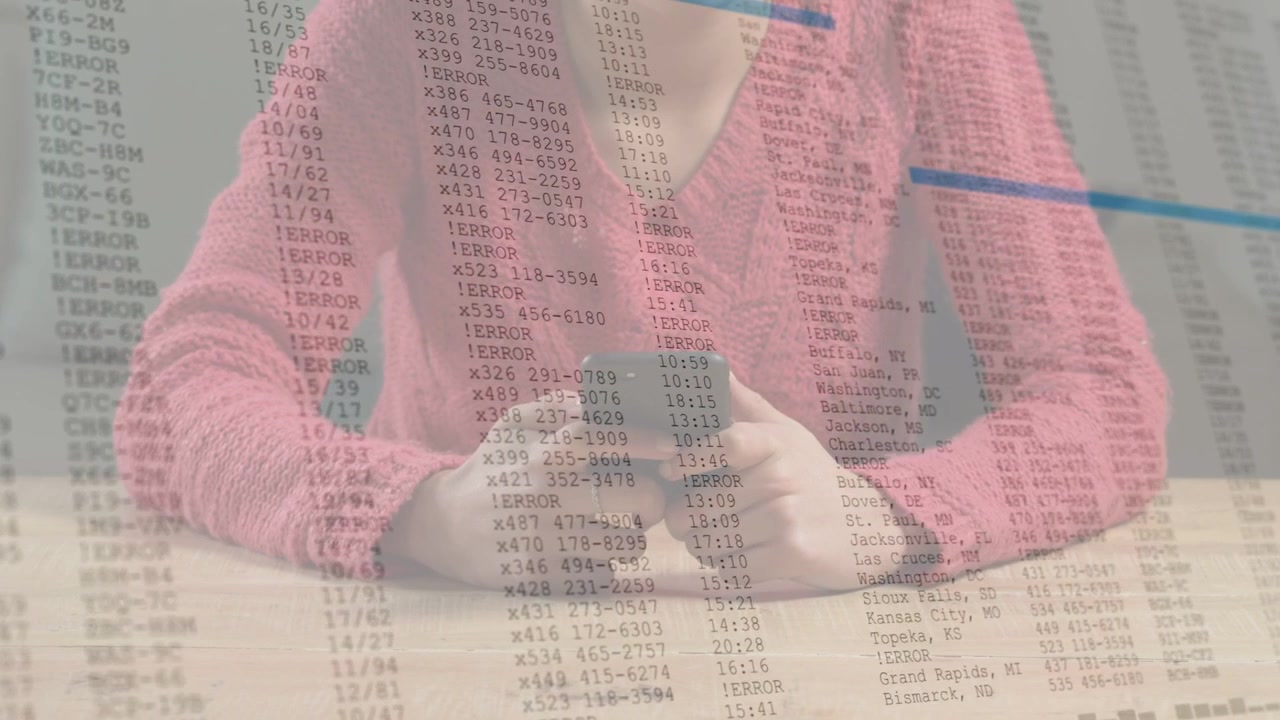 Donna che tiene il telefono a un tavolo di legno, con una sovrapposizione di barre blu che appare, che tocca o scorre, analizzando dati finanziari.