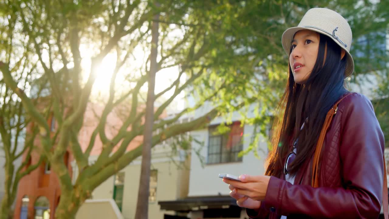 도시 거리 4k에서 휴대 전화를 사용하는 여성