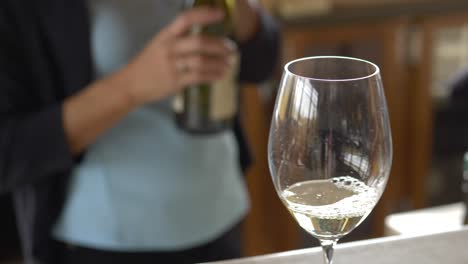 ser vertido un vino blanco en una cata de vinos