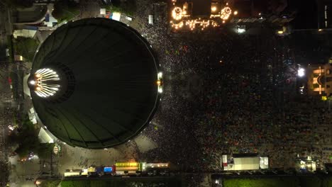 Vista-Aérea-Sobre-La-Basílica-De-Guadalupe,-En-Peregrinación-Virgen-Día-Noche-En-México---Cenital,-Disparo-De-Drones