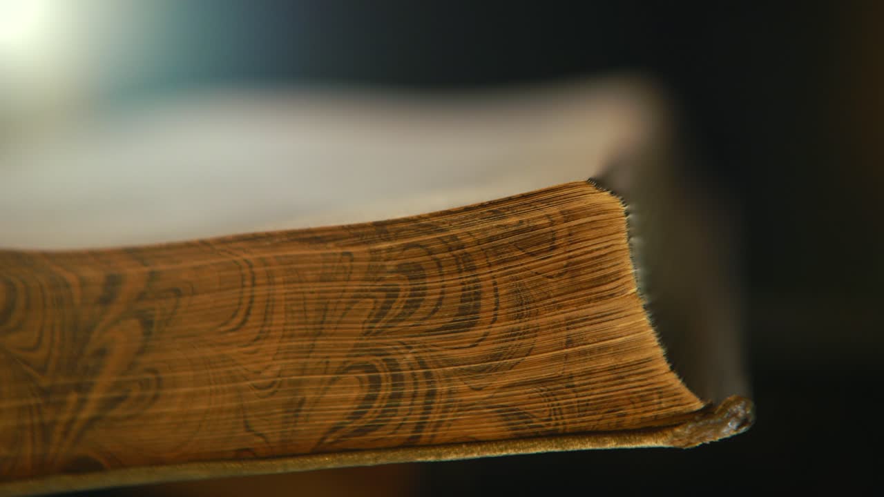 Крупный план старинной книги
