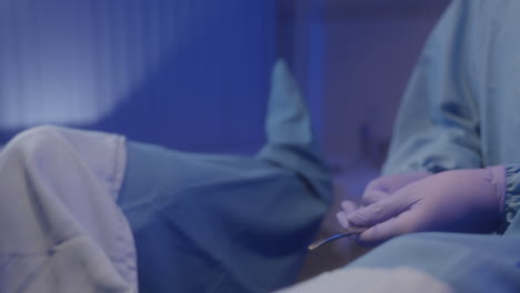 manos de una enfermera entregando tijeras quirúrgicas al médico en la sala de operaciones
