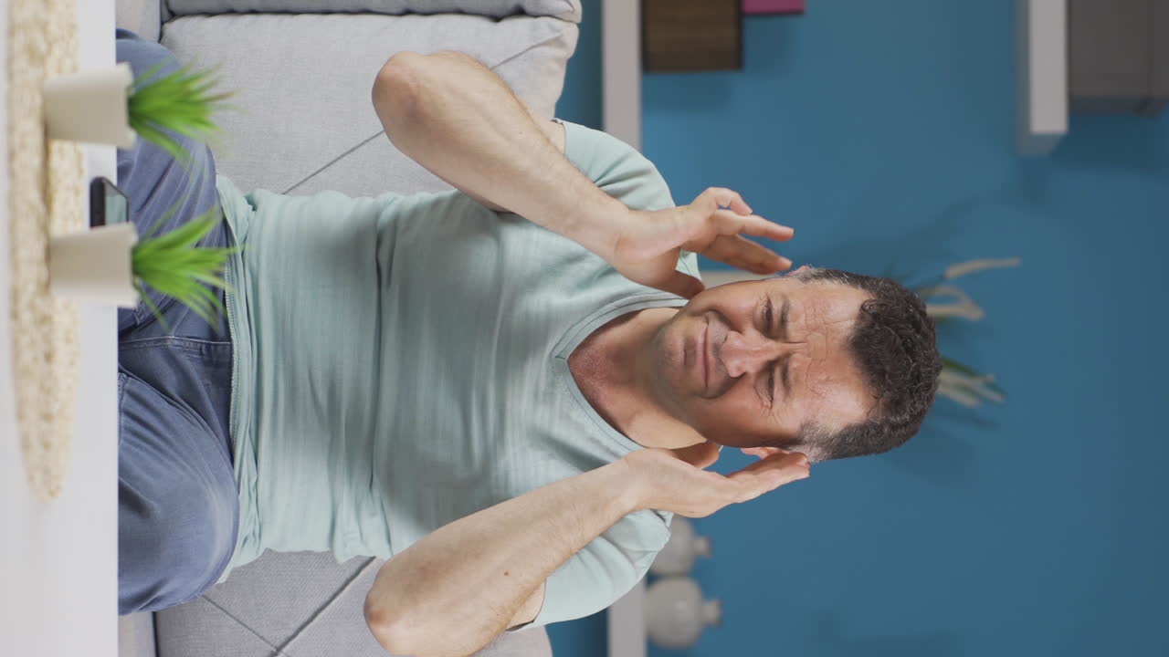 video vertical del anciano que está ofendido por su lenguaje.