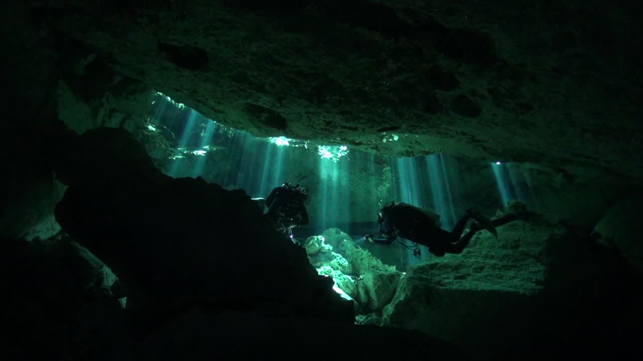 los rayos del sol iluminan el cenote