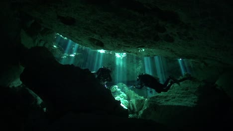 Los-Rayos-Del-Sol-Iluminan-El-Cenote