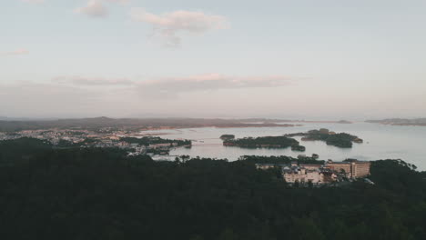 Malerischer-Blick-Auf-Die-Insel-Fukuura-Mit-Der-Fukuurabashi-brücke-Vom-Dichten-Naturpark-In-Matsushima,-Miyagi,-Japan-In-Der-Abenddämmerung