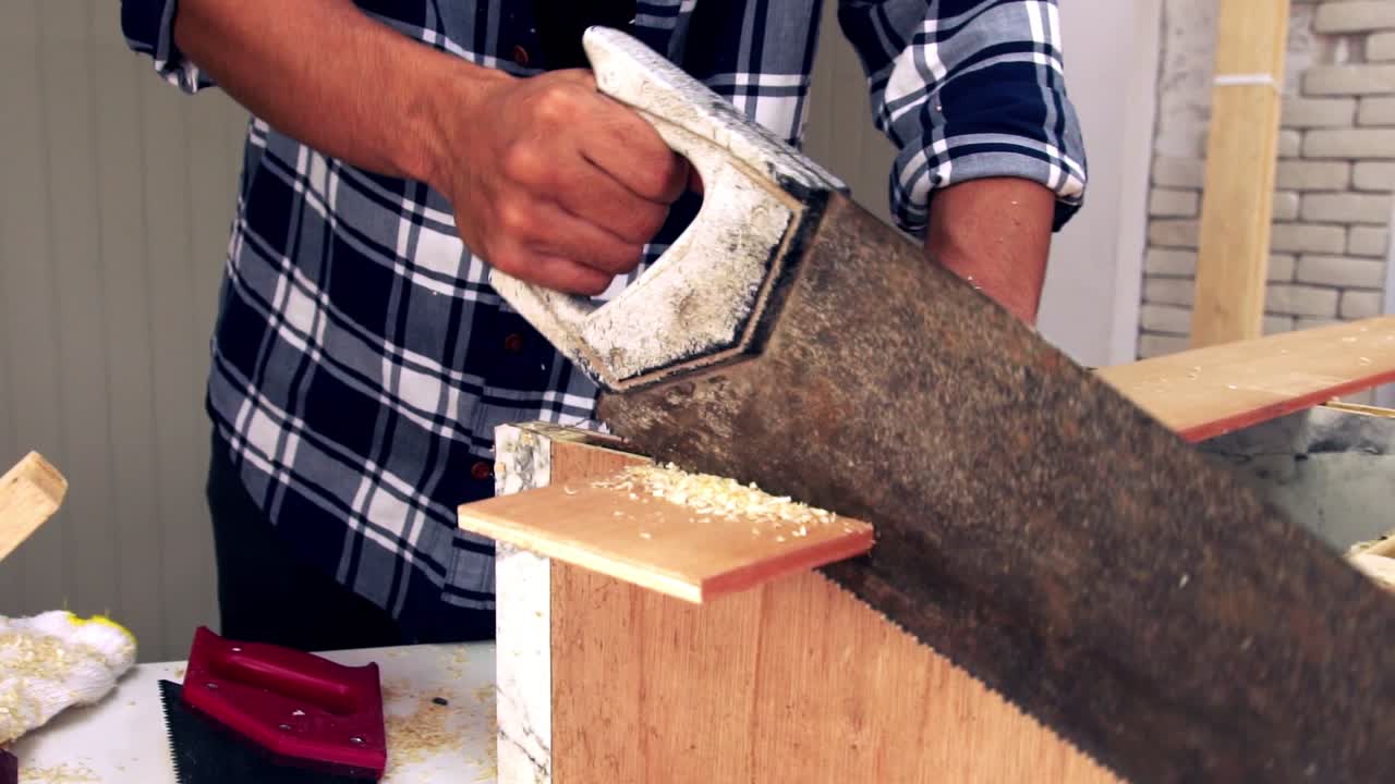 carpintero que trabaja en artesanías de madera en el taller