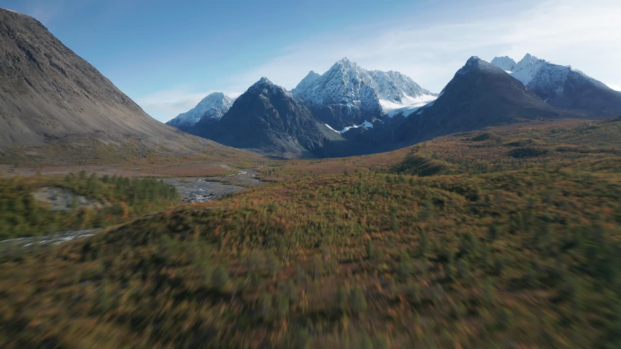 Un rapido avvicinamento aereo a un lago glaciale blu brillante