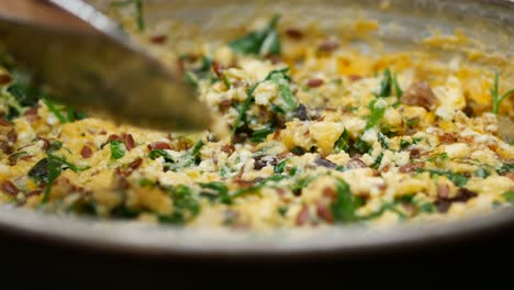 huevos revueltos con espinaca y arroz rojo
