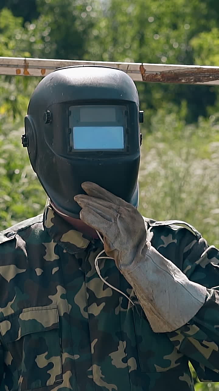 Saldatore in uniforme mimetica