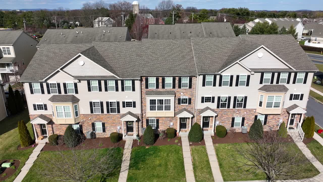 교외 지역에 있는 다가구 콘도 또는 아파트 주택 단위