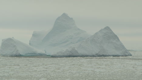 iceberg y campo de hielo