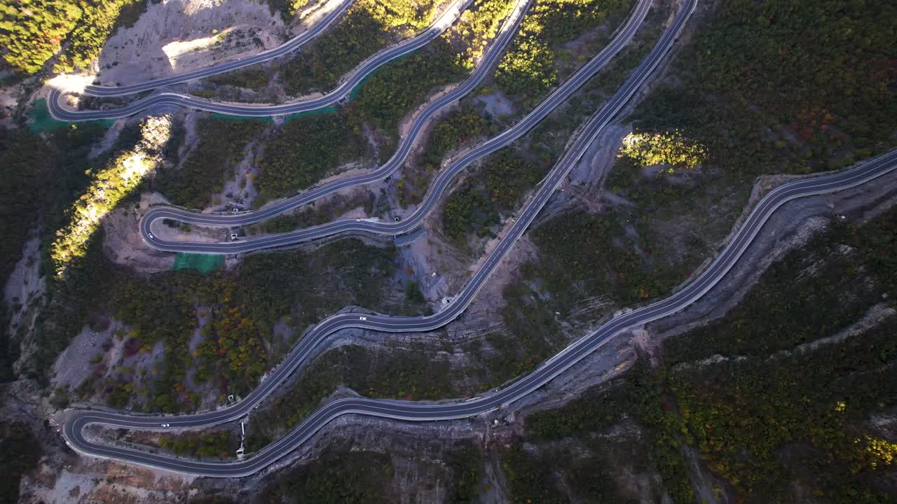 알바니아 알프스 산맥의 구불구불한 도로의 하향식 전망, 위험한 파노라마 여행