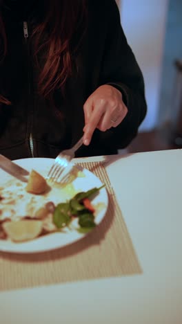 mujer comiendo una comida