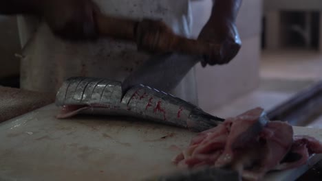 vendedor cortando el pescado fresco de cerca