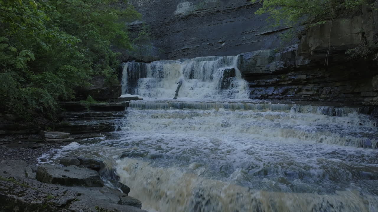 Rockway Falls, Ontario, med fossende vann som strømmer over mosekledde steiner