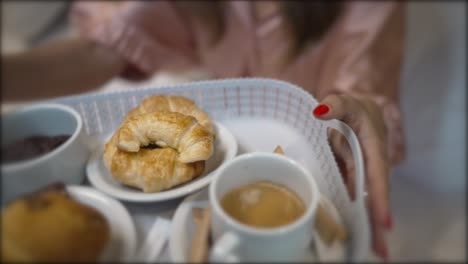 Un-Marido-Amoroso-Le-Entrega-Una-Bandeja-De-Desayuno-A-Su-Esposa-En-La-Cama,-Ejemplificando-Un-Gesto-Tierno-Y-Romántico-De-Afecto-Y-Cuidado