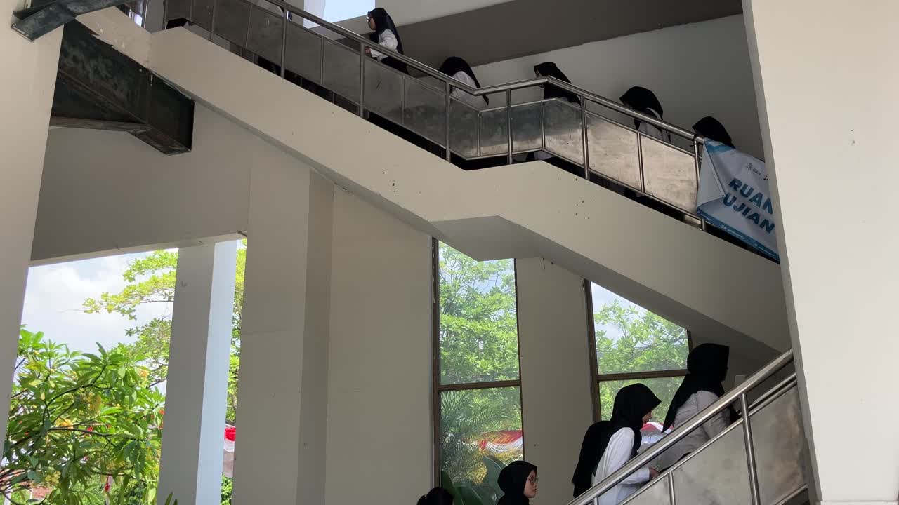 Many people took the civil servant candidate acceptance test which was held simultaneously in a government building.