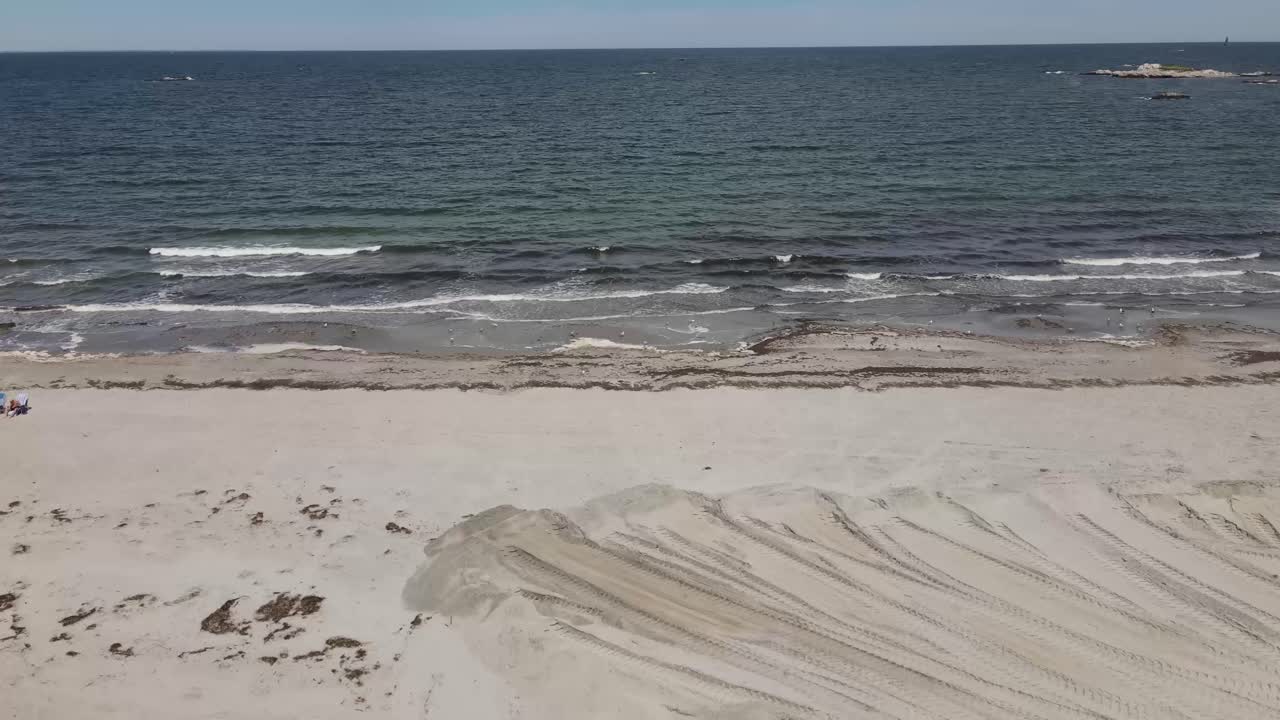 olas en la playa de arena en cohasset - persona no identificada en la playa