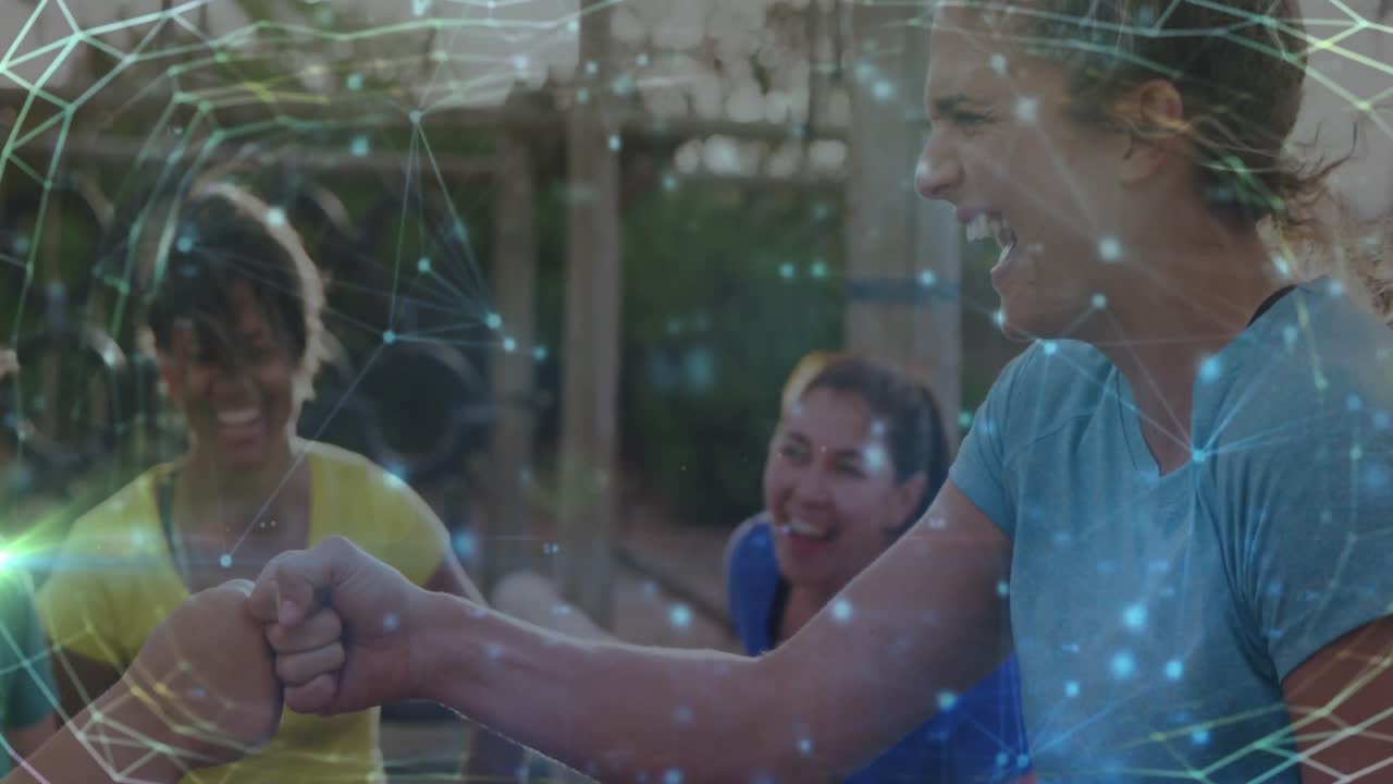 animación de formas sobre mujeres diversas en una carrera de obstáculos golpeando con los puños.