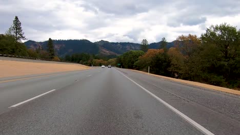 Una-Caída-En-Coche-En-Una-Carretera-Del-Sur-De-Oregon