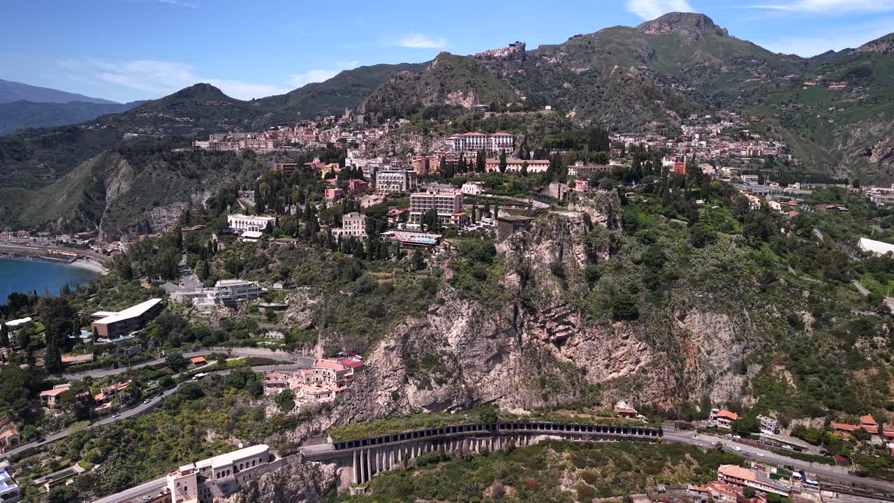 Veduta Aerea Isola Bella e Centro Storico di Taormina Sicilia Italia Panorama Mediterraneo