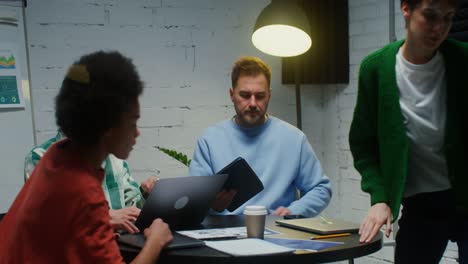 reunión de equipo en una oficina moderna