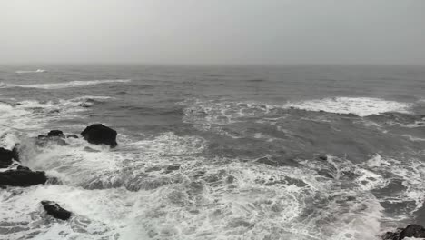 imágenes aéreas sobre una playa negra en djupavogshreppur, islandia-2