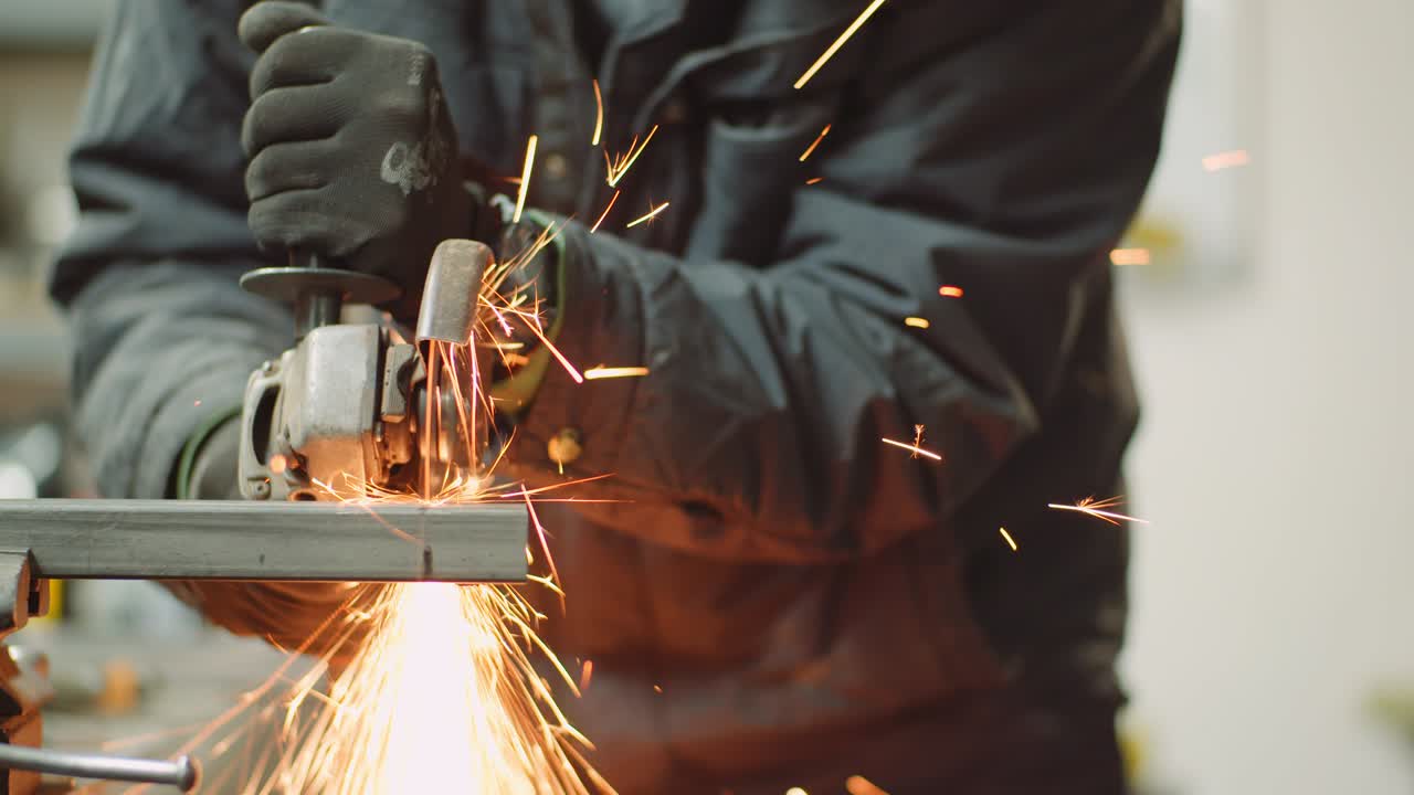 caída de chispas durante el corte de metal con el molinillo angular.