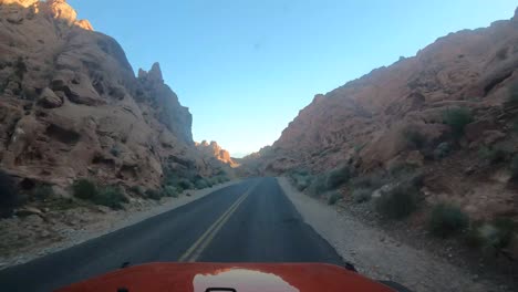 Fahren-Eines-Roten-Fahrzeugs-Im-Valley-Of-Fire,-Nevada-State-Park,-Auf-Der-Panzerstraße-Der-Maus