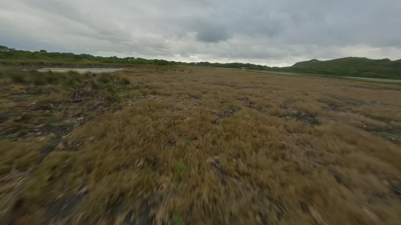 drone volando rápido junto a un lago salado