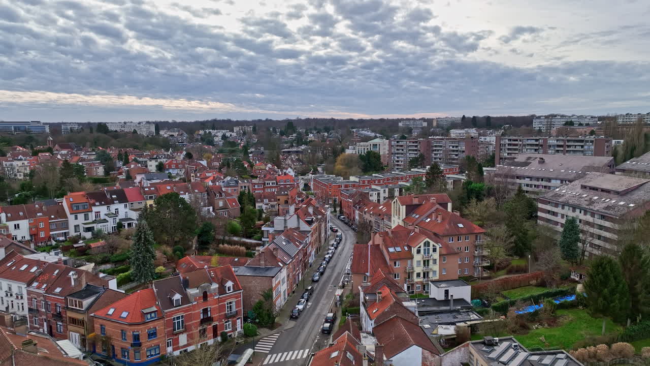 Ripresa aerea in giornata nuvolosa: la bellezza residenziale di Bruxelles incontra la sua vivace attività economica