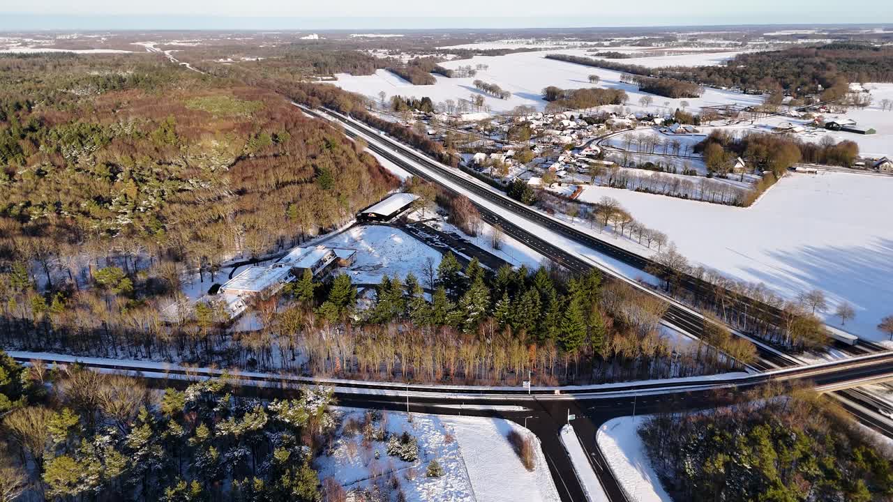 Vista aerea di un paesaggio invernale con strada e foresta