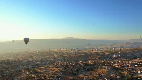 Luftdrohnenansicht-Des-Bunten-Heißluftballons,-Der-Bei-Sommerlichem-Sonnenaufgang-über-Kappadokien-Fliegt