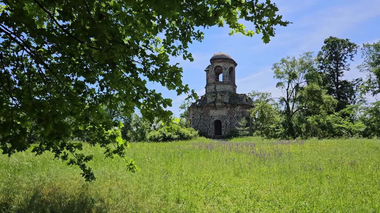 fotografía estática de ruinas rodeadas de naturaleza y cielo azul en un día de primavera, alemania