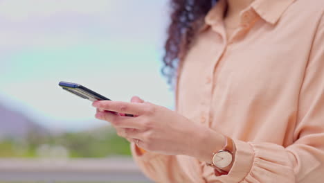 manos, escribir y teléfono inteligente con la mujer y chatear