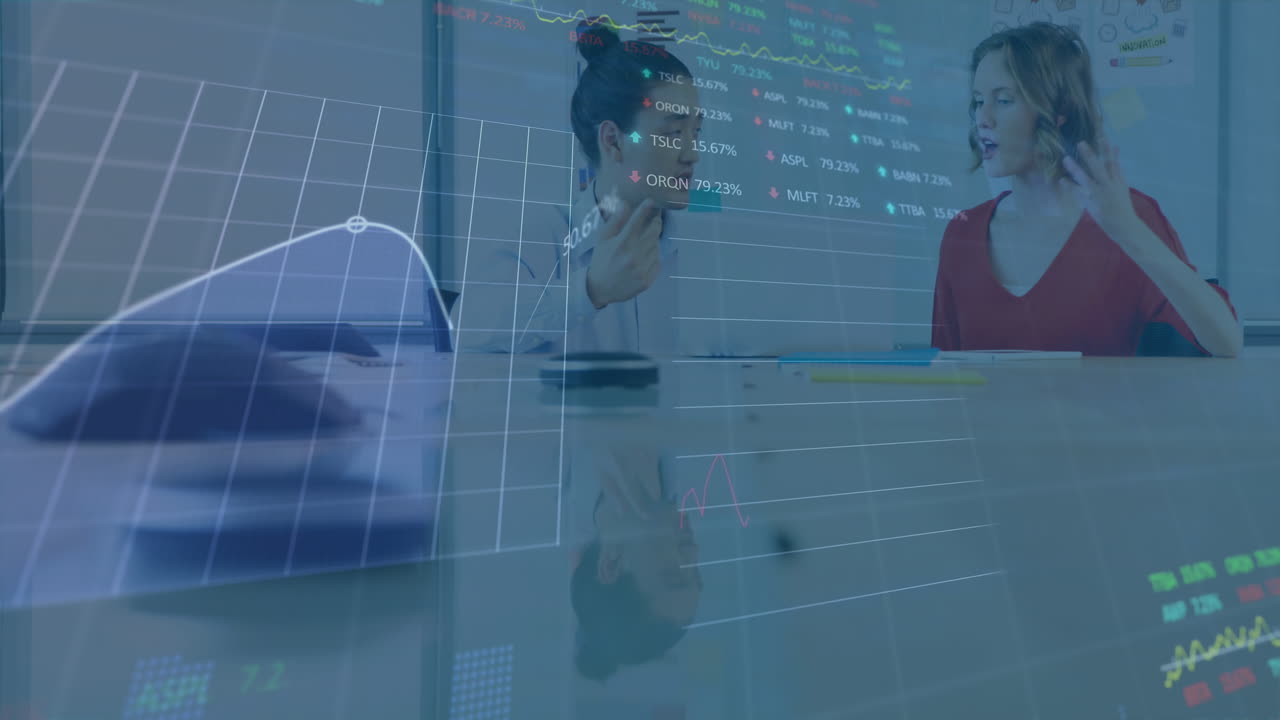 animación del procesamiento de datos del mercado de valores contra diversos hombres y mujeres discutiendo en la oficina