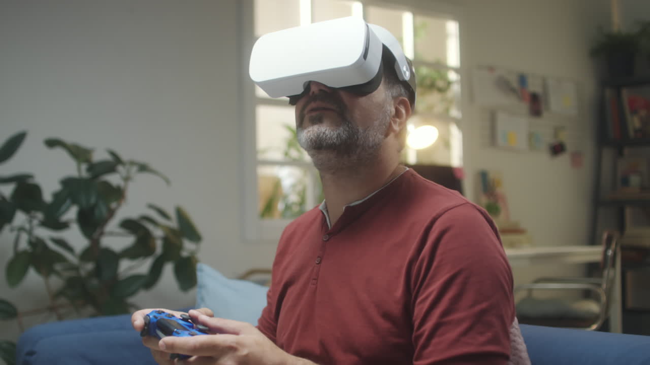 Uomo che gioca a giochi VR nel suo salotto.