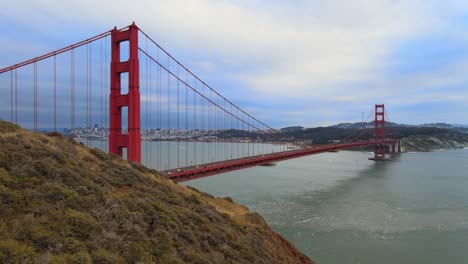 Driving-across-the-Golden-Gate-Bridge,-under-the-bridge-boats-sailing